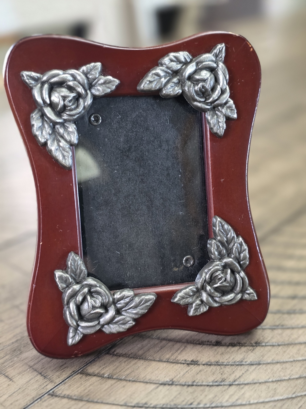 Vtg Brown Wood Photo 3x5Frame w Pewter Floral Rose Corner Accents, Freestanding